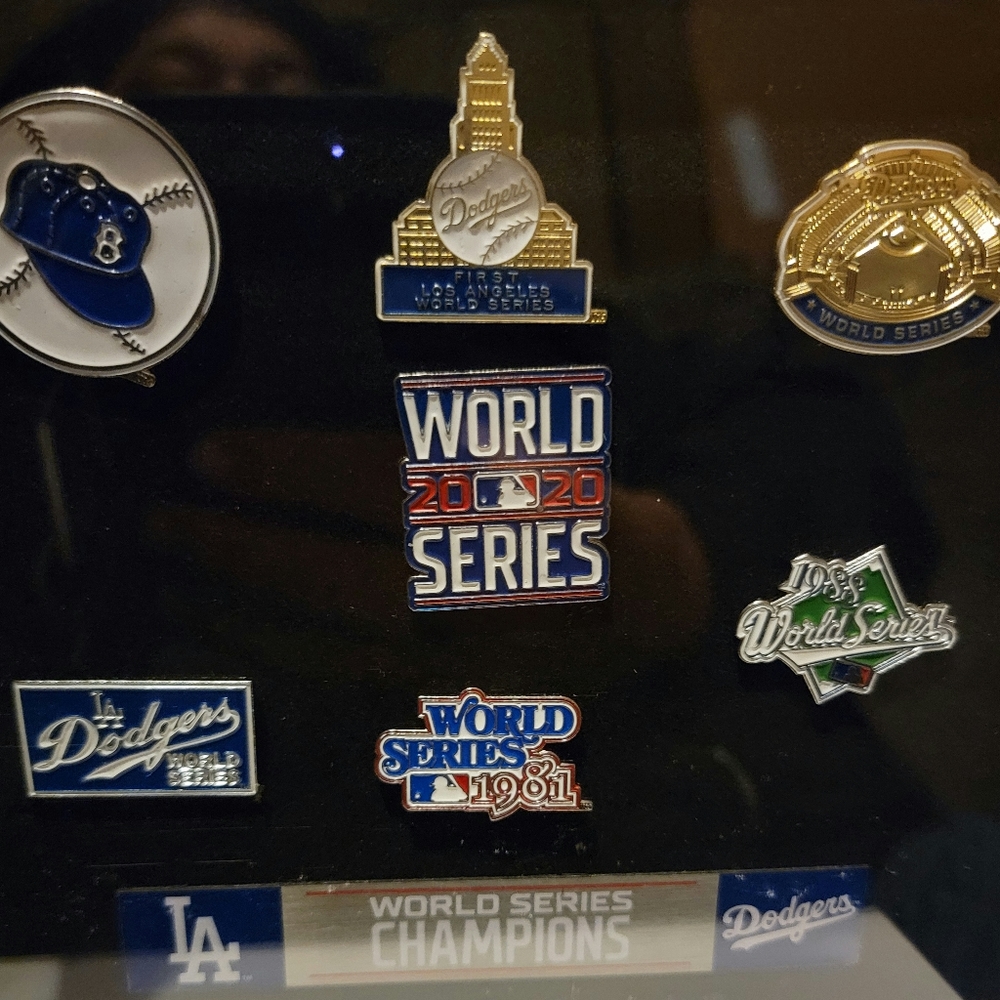 LA DODGERS COLLECTORS WORLD SERIES CHAMPIONSHIP PIN SET DISPLAY CASE